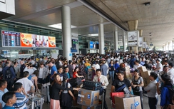 Quá tải người đón, tiễn - Nỗi lo mới ở Tân Sơn Nhất
