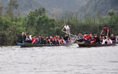 Đò chở quá tải, “giật” khách ở chùa Hương