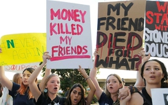 Ông Trump gây sốc khi muốn trang bị súng cho giáo viên