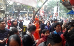 Dân nườm nượp mua vàng ngày Thần Tài, "nhà vàng" thu khủng thế nào?