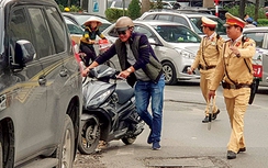 Cảnh sát mật phục cạnh quán nhậu tóm lái xe “ma men”