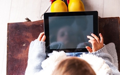 Anh: Trẻ dùng nhiều iPad, điện thoại sẽ khó cầm bút