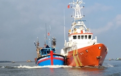 Cứu 10 ngư dân gặp nạn trên biển do thời tiết xấu