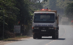 Xe hết “đát” chở đất tung hoành QL27