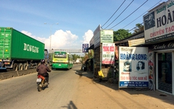 Ngang nhiên cơi nới nhà lấn hành lang QL1