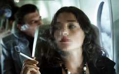 Nữ sinh bị phạt tiền vì lén hút thuốc trên tàu bay