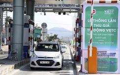 Nhiều xe sử dụng làn thu phí tự động tại trạm Cam Thịnh