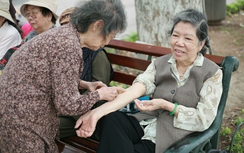 “Tình già” bên bờ hồ Gươm