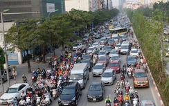 Sau xén dải phân cách, đường Hà Nội vẫn tắc