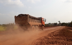 Dân Long An kêu cứu vì xe ben chở đất gây ô nhiễm