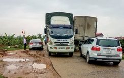 Xe ùn ùn né trạm BOT QL38, cày nát đường đê