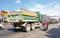 Xe cơi nới thành thùng lộng hành đường Quảng Nam