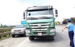 Xử lý xe quá tải trên QL1, đoàn xe “chim mồi” bám đuôi