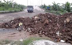 Vì sao không dẹp được nạn đổ phế thải đại lộ Thăng Long?