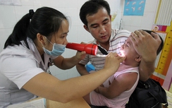 Trẻ mắc bệnh mùa hè, chăm sóc thế nào?