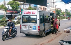 Xe dù lộng hành, tranh khách với buýt