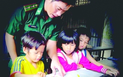 Thày giáo quân hàm xanh kỳ công “gieo chữ” trên đảo Hòn Chuối