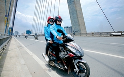 Ba kỹ sư trẻ sáng chế áo bảo vệ người đi xe máy