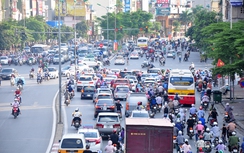 Giao thông hỗn loạn vì không phân làn đường