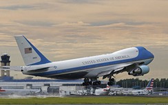 Lùm xùm chuyện Trump mời khách lạ lên chuyên cơ Không lực Một