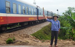 Nữ gác chắn nhanh trí chặn tàu khách đâm xe tải chết máy