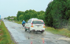 “Ổ voi, ổ gà” xuất hiện trên đường HCM đoạn Năm Căn-Đất Mũi