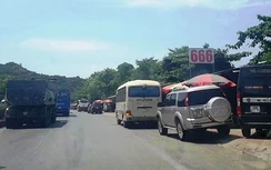 Tai nạn vì hàng loạt ô tô đậu tràn lan ven QL1A