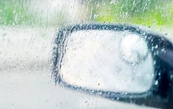 Xử lý kính chiếu hậu ô tô bám nước khi trời mưa