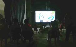 Chiếu phim ATGT đến từng thôn bản