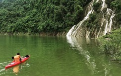 Bơi thuyền trên lòng hồ Na Hang giữa đại ngàn