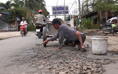 Ông lão tật nguyền bán vé số dành tiền vá đường