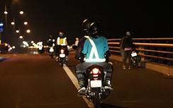 Chuyện ở nơi tối ra đường là mặc áo phản quang chống tai nạn