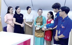 Con gái nhỏ giúp mẹ nghèo thỏa ước mơ làm tiếp viên hàng không