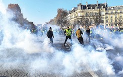 Biểu tình phản đối tăng giá xăng ở Paris có diễn biến xấu