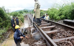 Dồn lực khắc phục đường sắt Bắc - Nam bị sạt lở