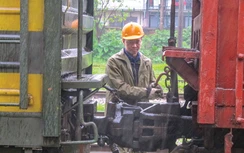 Nhọc nhằn nghề gắp toa, đu tàu hỏa