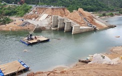 Cầu sập vì bão, dân đi bằng bè gỗ nguy hiểm