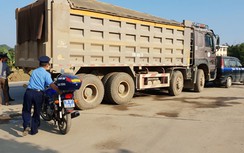 Hòa Bình: Xe quá tải công khai thách thức lực lượng chức năng
