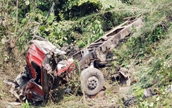 Xe chở dầu lao xuống vực, tài xế thoát chết