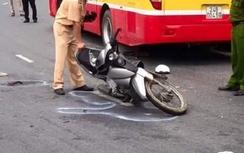 Xe máy kẹp 3 "đấu" đầu xe buýt, một phụ nữ tử vong