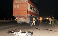 Ô tô đầu kéo va chạm xe máy, 2 sinh viên tử vong