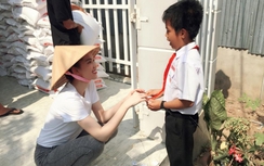 Ngọc Trinh giản dị về quê phát gạo từ thiện