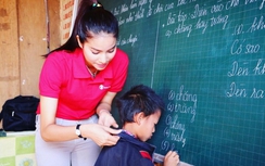 Phạm Hương giản dị đi từ thiện trên vùng cao