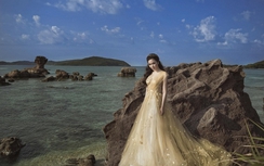 Hoa hậu Nguyễn Thị Huyền khoe dáng trước biển