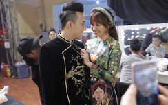 Trấn Thành và Hari Won quấn quýt từ hậu trường lên sân khấu