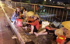 Ngọc Trinh đi xe máy, tông Lào phát bánh cho người vô gia cư