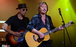 Khán giả Hà Nội nhún nhảy cùng Boney M và Chris Norman