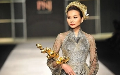 Thanh Hằng ôm bó sen vàng hơn 2 tỷ lên sàn catwalk