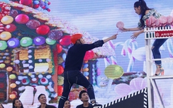 Video: Quang Vinh bị ngã khỏi bàn khi lấy kẹo cho Chi Pu