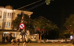 B Trần gây sốc khi mặc nội y đu dây điện